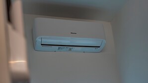 Un equipo de aire acondicionado blanco montado en una pared, con el nombre de marca 'Hisense' a la vista.
