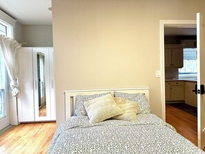 Room - Downtown Jubilee: 2-Bed 2-Bath En Suites & Parking (Halifax)