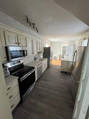 Private kitchen - Downtown Jubilee: 2-Bed 2-Bath En Suites & Parking (Halifax)