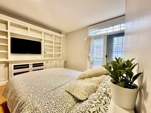 Room - Downtown Jubilee: 2-Bed 2-Bath En Suites & Parking (Halifax)