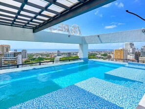 Chambre Confort, vue ville | Piscine | 15 piscines extérieures