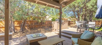 3BR Cozy Retreat, Firepit, Hot Tub, BBQ & Patio
