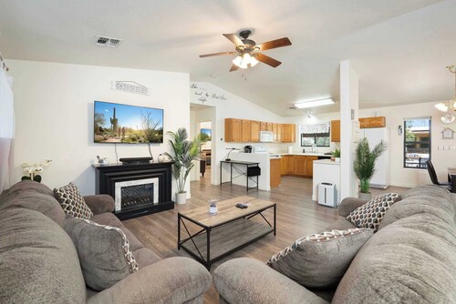3BR Cozy Retreat, Firepit, Hot Tub, BBQ & Patio