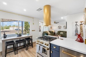 Wasserkocher mit Kaffee-/Teezubehör, Kühlschrank, Mikrowelle, Ofen