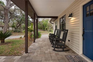 Terrace/patio - Spacious 4-bedroom farmhouse in tranquil New Port Richey with AC (New Port Richey)