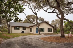 Exterior - Spacious 4-bedroom farmhouse in tranquil New Port Richey with AC (New Port Richey)