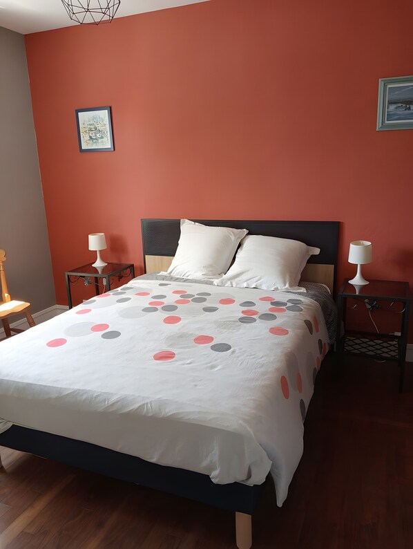 3 bedrooms, iron/ironing board, WiFi, bed sheets