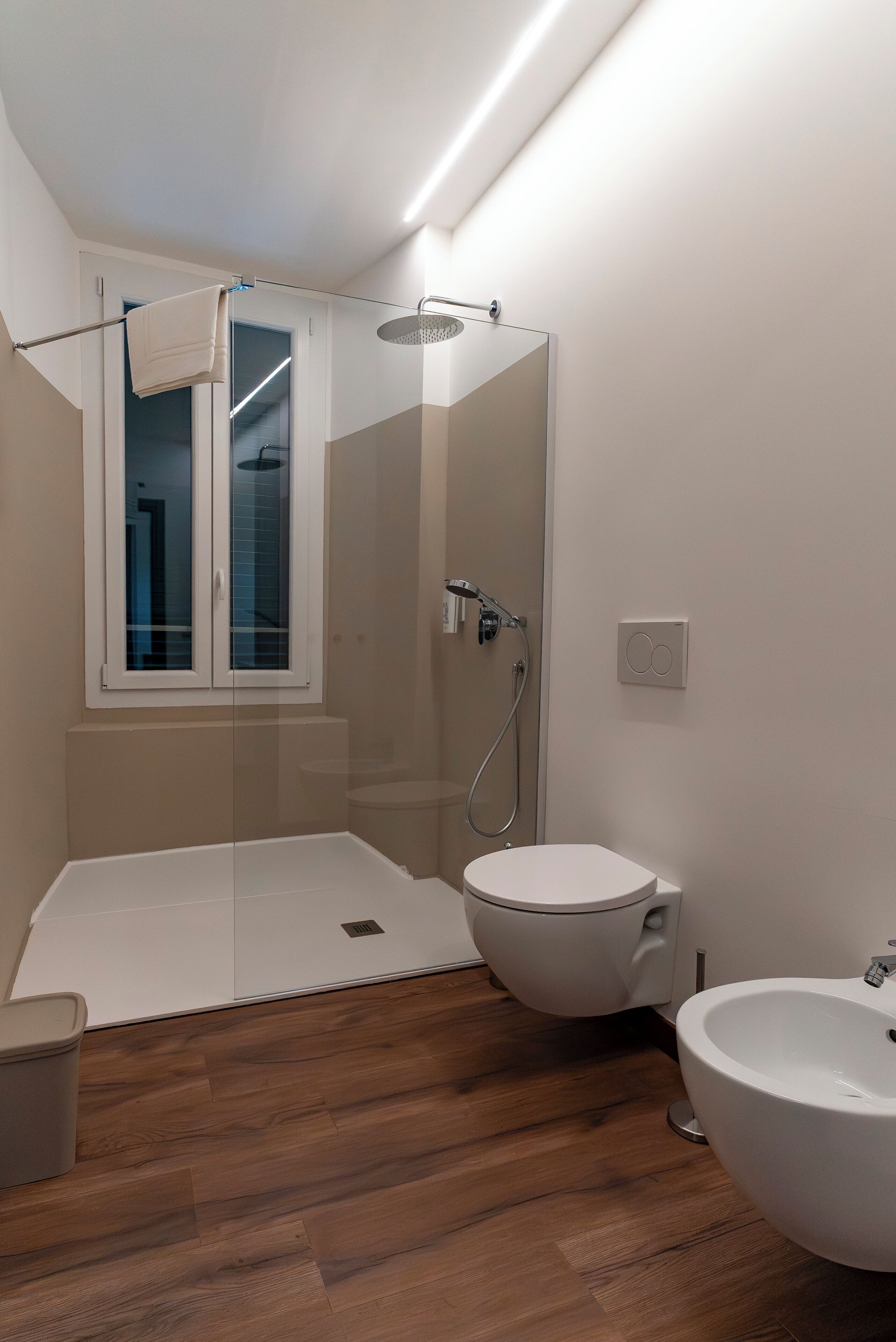 Dusche, Haartrockner, Bidet, Handtücher