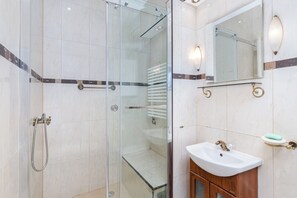 Dusche, Handtücher, Seife, Toilettenpapier