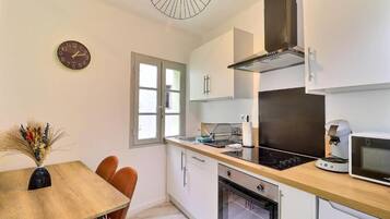 Classic Apartment, City View | Private kitchen | Espresso maker, coffee/tea maker, electric kettle