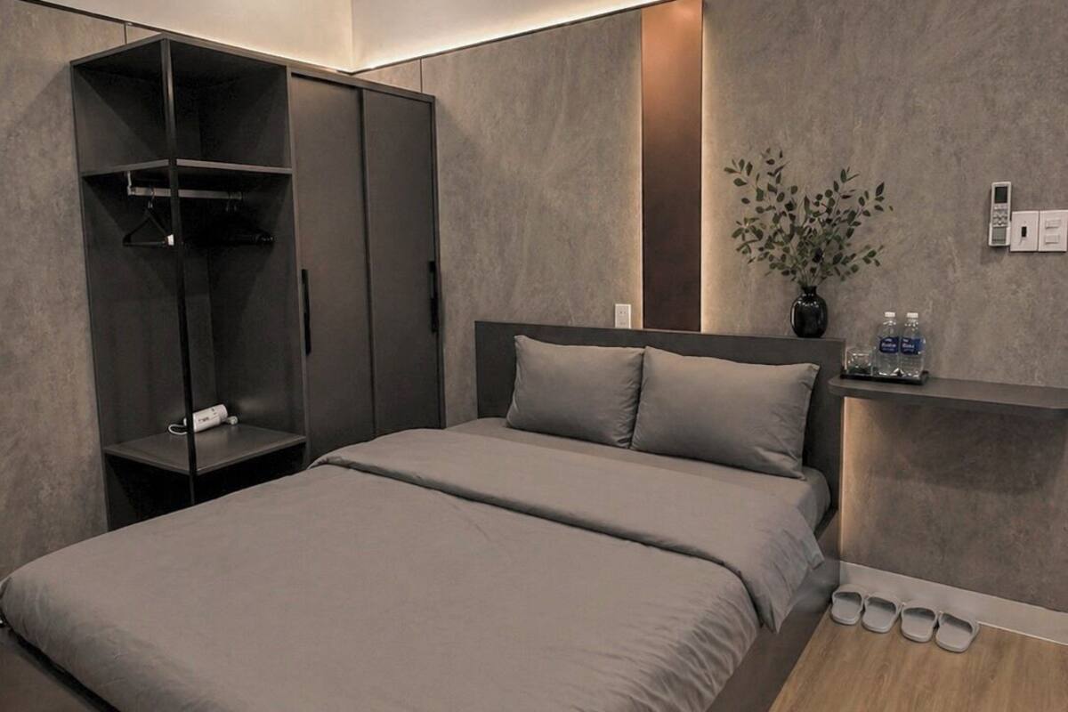 Kamar Double Deluks, hot tub, pemandangan kota | Seprai premium, busa memori, minibar, dan meja kerja