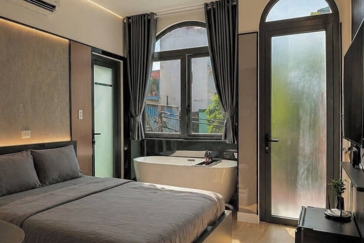 Suite Deluks, balkon, pemandangan halaman | Seprai premium, busa memori, minibar, dan meja kerja