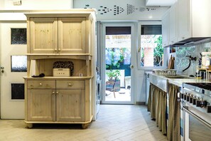 Private kitchen - Tirrenia, House 100 m from the Sea with a Large Garden (Toscana)