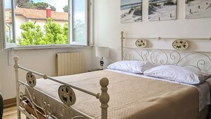 3 soverom, strykejern/-brett, internettilgang og sengetøy