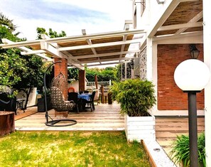 Outdoor dining - Tirrenia, House 100 m from the Sea with a Large Garden (Toscana)