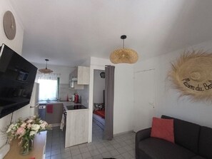 Un apartamento moderno con cocina, comedor y sala de estar.