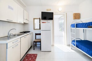 Kühlschrank, Herdplatte, Kochgeschirr/Geschirr/Besteck