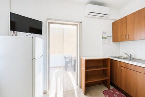 Kühlschrank, Herdplatte, Kochgeschirr/Geschirr/Besteck