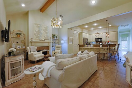 Sweet Stay Lovely 2-bedroom condo with AC in charming Lafayette