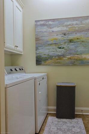 Interior - Sweet Stay Lovely 2-bedroom condo with AC in charming Lafayette (Lafayette)