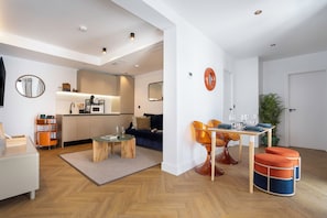 A modern living space with a dining area, kitchen, and seating area. - CSE MS MUSEO SELECT (Seville)