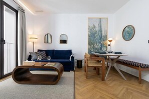 A modern living room with a sofa, coffee table, dining table, and chairs. - CSE MS MUSEO SELECT (Seville)