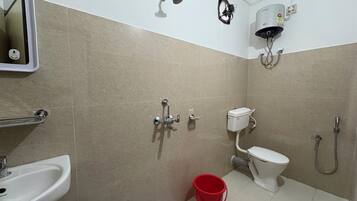 Chambre Double Standard, balcon, vue ville | Salle de bain | Douche, serviettes fournies, savon