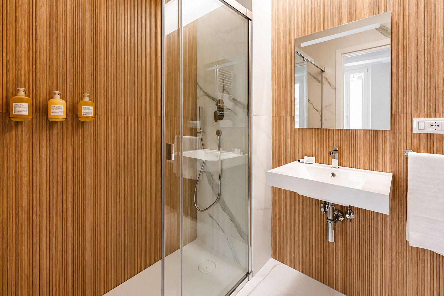  2 Bedroom Apartment with Sofa Bed | Banheiro | Chuveiro, chuveiro com efeito de chuva, produtos de toalete grátis 