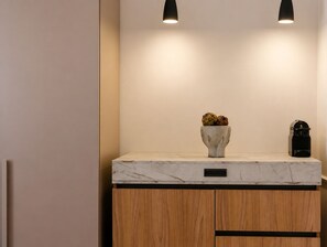 Mini-Kühlschrank, Espressomaschine, Wasserkocher, Hochstuhl