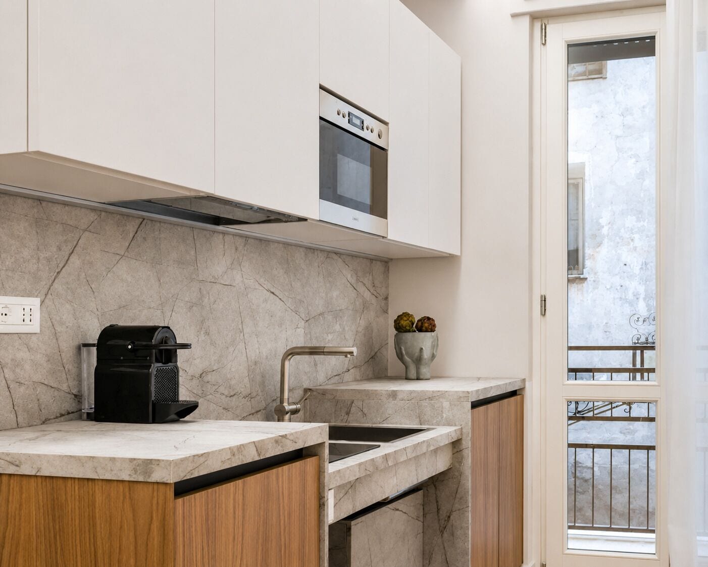  2 Bedroom Apartment with Balcony | Cocina privada | Frigobar, cafetera de espresso, tetera eléctrica y periquera 