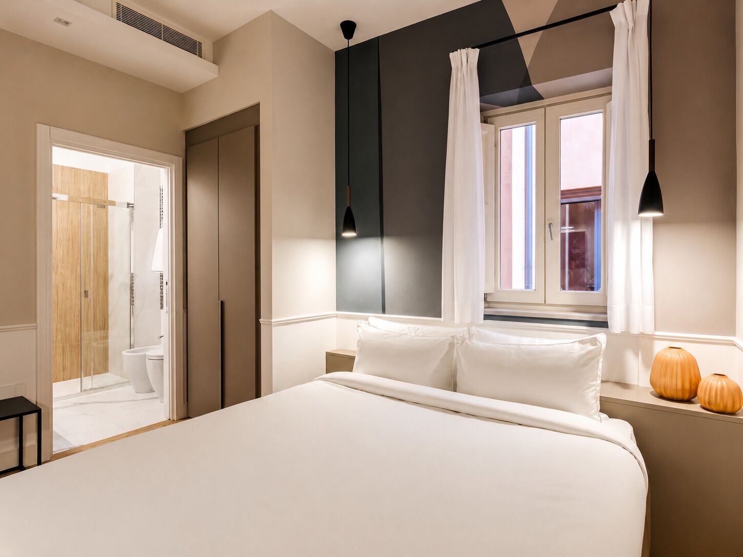  2 Bedroom Apartment with Balcony | เครื่องนอนระดับพรีเมียม, โต๊ะทำงาน, พื้นที่ทำงานแบบใช้แล็ปท็อป