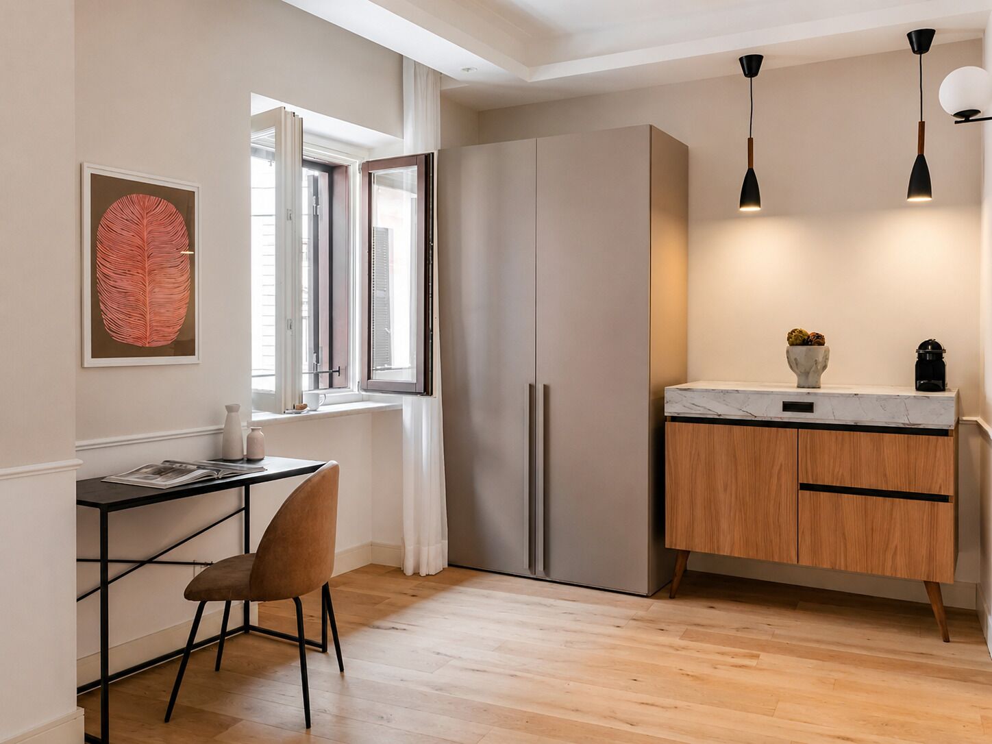 Medium Studio with Kitchenette | Escrivaninha, espaço de trabalho para notebook
