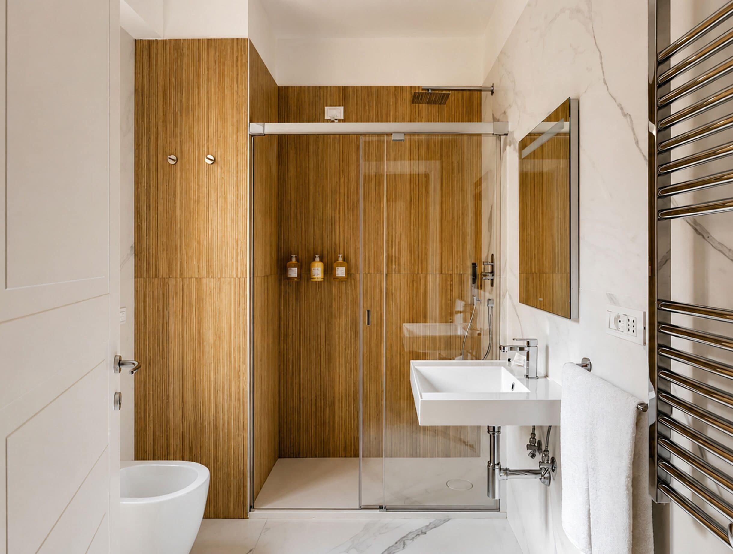  2 Bedroom Apartment with Sofa Bed | Salle de bain | Douche, douche à « effet pluie », articles de toilette gratuits