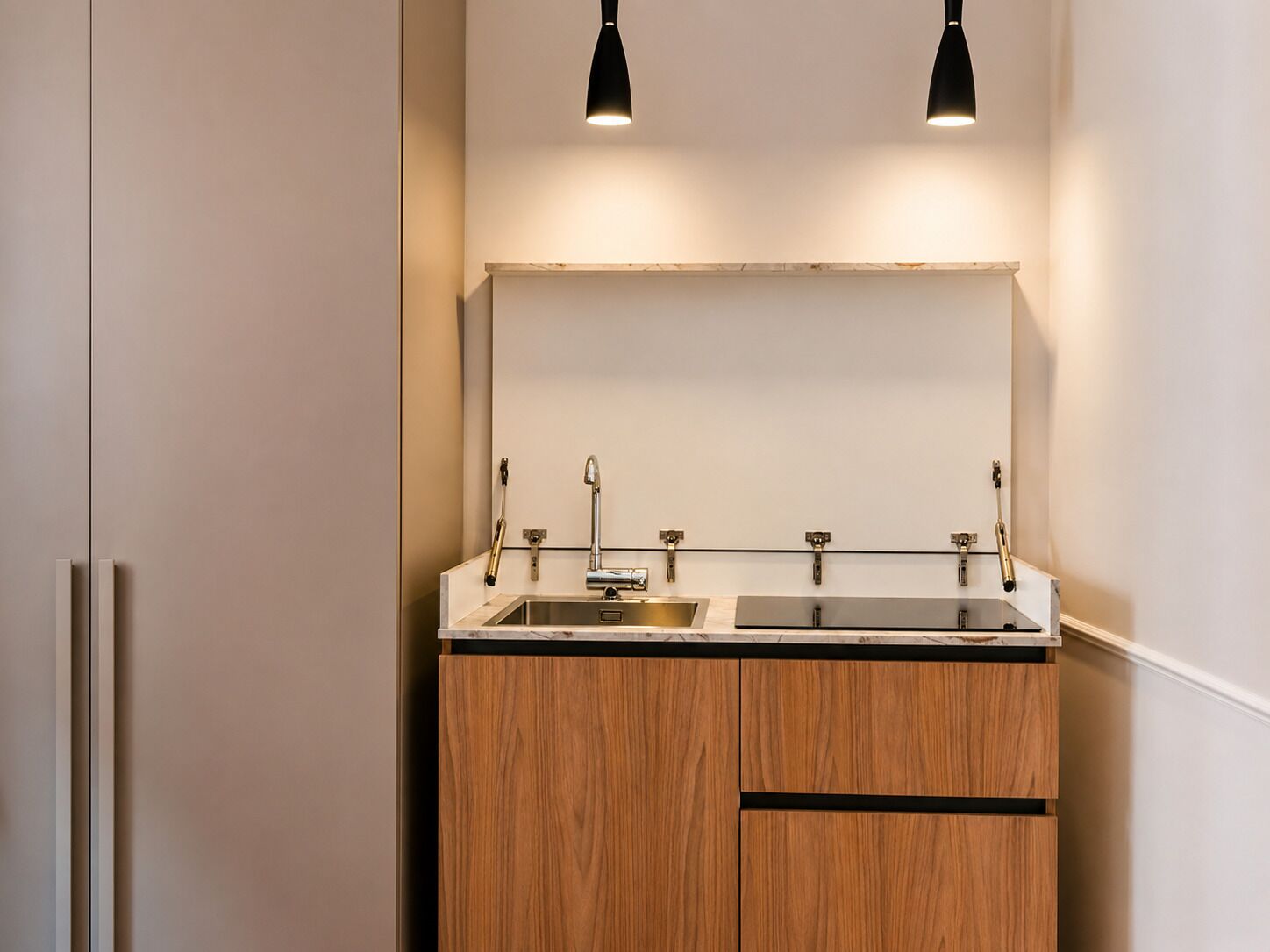 Mini-Kühlschrank, Espressomaschine, Wasserkocher, Hochstuhl