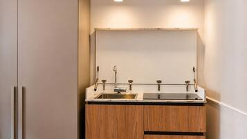 Mini-Kühlschrank, Espressomaschine, Wasserkocher, Hochstuhl