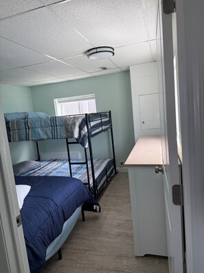 2 habitaciones, tabla de planchar con plancha y acceso a internet 
