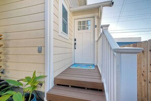 Exterior detail - Studio condo with AC in charming Oceanside (Oceanside)