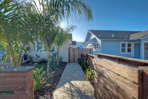 Property grounds - Studio condo with AC in charming Oceanside (Oceanside)
