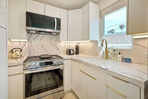 Private kitchen - Studio condo with AC in charming Oceanside (Oceanside)