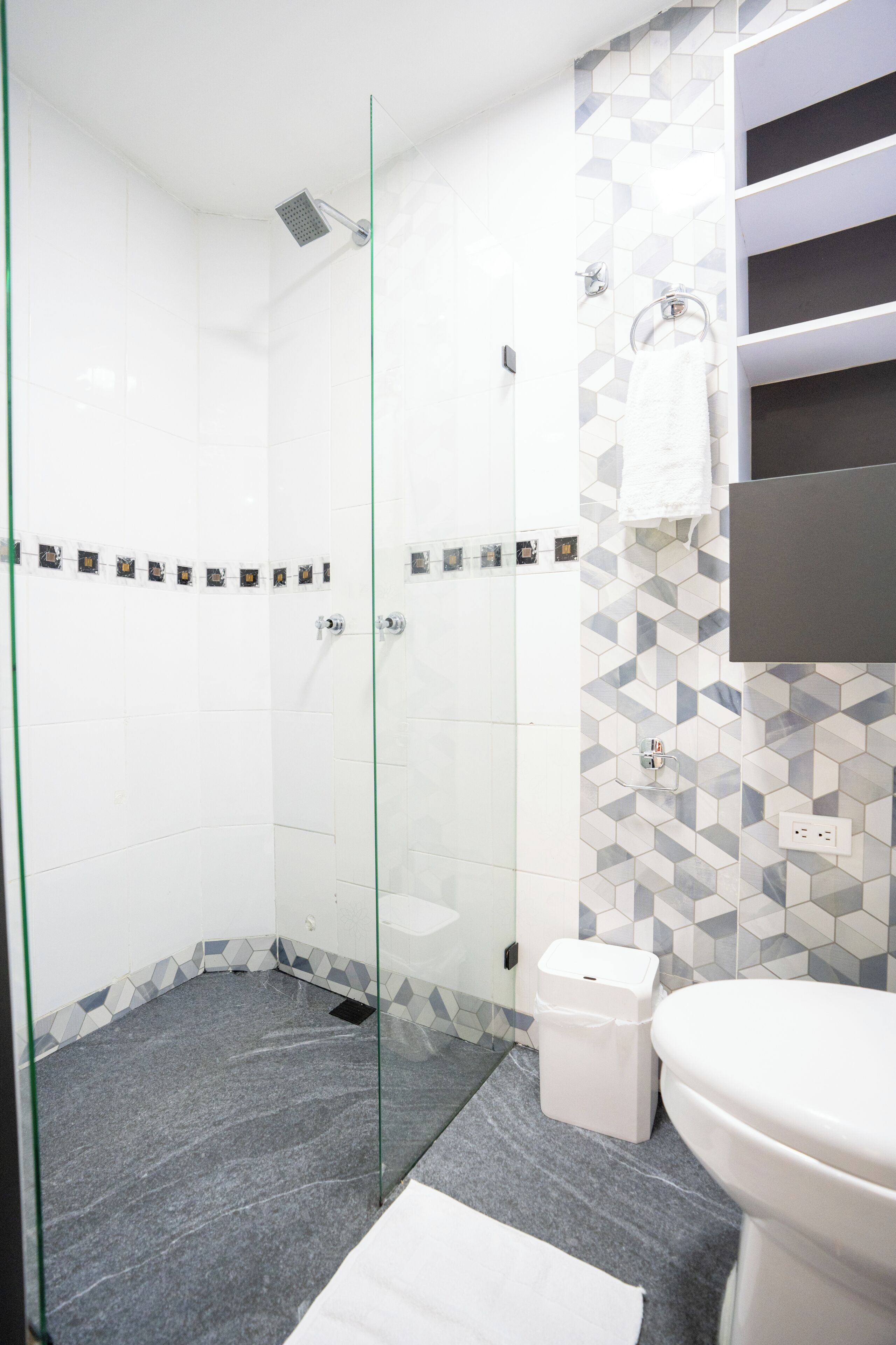 Chambre Double | Salle de bain | Douche, sèche-cheveux, serviettes fournies, savon