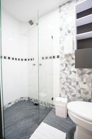 Quarto casal | Banheiro | Chuveiro, secador de cabelo, toalhas de banho, sabonete