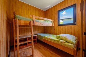 2 bedrooms, travel crib, bed sheets