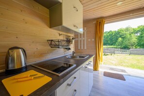Een moderne keuken met een roestvrijstalen waterkoker, een spoelbak en een afwasschaal.
