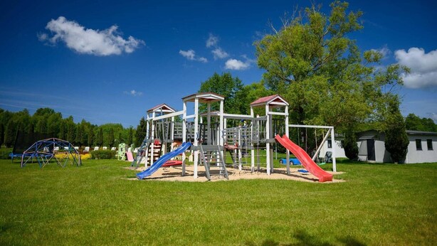 Une aire de jeux avec des toboggans et des structures d’escalade.