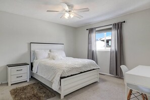 Desk, iron/ironing board, WiFi, bed sheets - Bright & Cozy 3 bed , 2 bath Home (Grande Prairie)