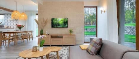 Smart TV, table tennis