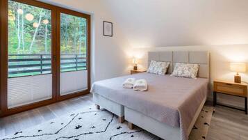 3 bedrooms, iron/ironing board, travel crib, WiFi (free)