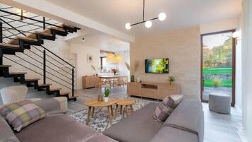 Smart TV, table tennis