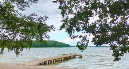 Lakeside holiday home, private garden