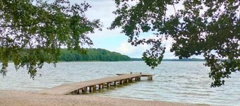 Lakeside holiday villa, private garden